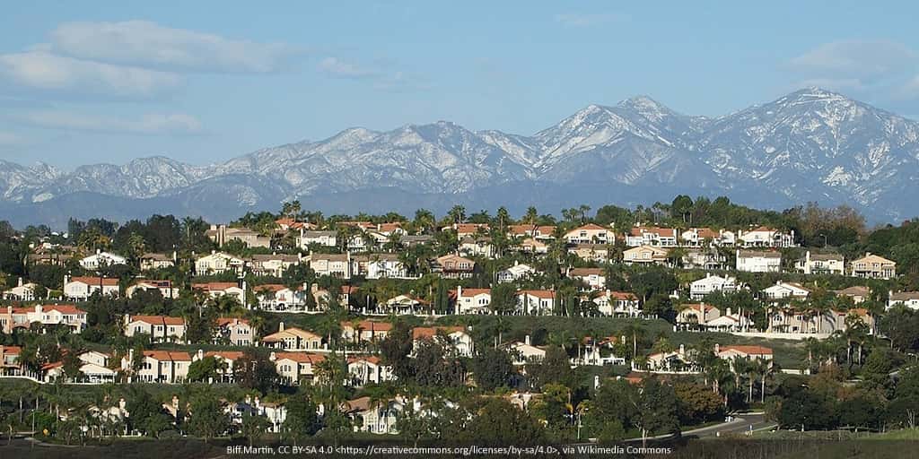 Neighborhood in Laguna Niguel, California with the Santa Ana Mountains behind